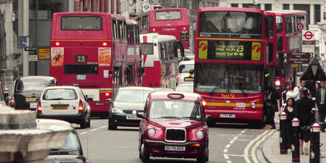 Straßenszene mit Doppeldeckerbussen